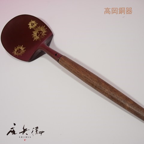【日本製】【受注生産】 唐銅製 灰匙 唐松紋 金と茶の対比が映える唐松彫金 茶鉄色仕上げ 炉用茶道具｜越中祥栄堂