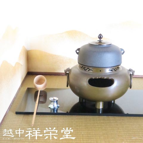 【日本製】越中祥栄堂企画　釜師菊地政光　風炉師麻生雄芳　 【高岡製】唐銅　鬼面平丸形共耳 鬼面無地釜付　茶道具　切り合わせ　 かわいいフォルム　共耳　鬼面耳 129,250円
