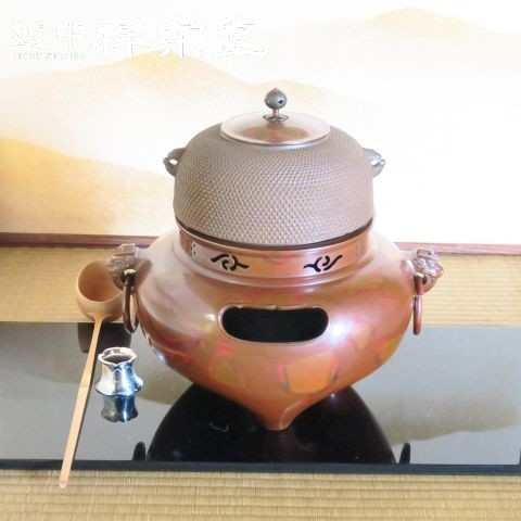【日本製】越中祥栄堂企画　釜師菊地政光　風炉師麻生雄芳　 【高岡製】唐銅　鬼面風炉本焼色　政光霰釜付　茶道具　切り合わせ スタイリッシュなフォルム