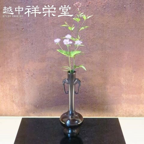 【茶道具】八尾祥栄造　鋳銅桔梗形　一文字花入（共箱）★送料込★ 楽天市場】八尾祥栄作 高岡 唐銅花入桔梗一文字 古手色 木箱入り