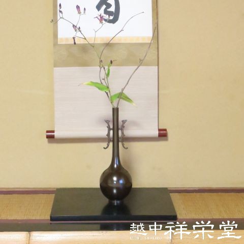 銅器 桔梗一文字(木箱入り) 楽天市場】八尾祥栄作 高岡 唐銅花入桔梗一文字 古手色 木箱入り