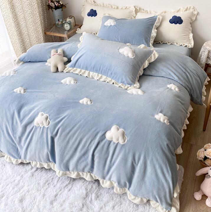 即納最大半額 布団カバーセット 冬用 暖かい 厚手 超可愛い 白雲 フリル付き ダブル クイーン キング フランネル ふんわり 静電気防止 4点セット 掛け布団カバー フラットシーツ 枕カバー きれいめ 肌触り 洗える 防寒対策 寝具カバーセット 新生活 引っ越し プレゼント