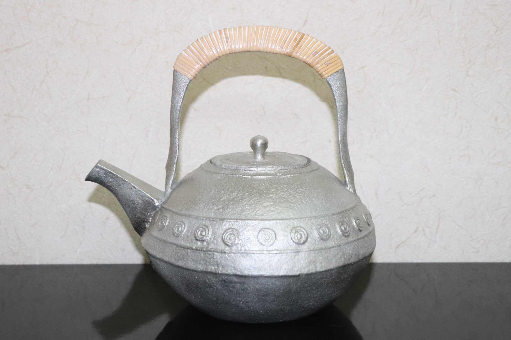 純錫急須 渦文達摩形 錫 100％ 利巧さ泰樹 急須 きゅうす 茶 茶の葉 抹茶 茶漉し 言い慣わし芸術 御前上等 御前上等感 日本製 国産 錫瓶 酒 日本酒 手作り 絵書き 言い慣わし芸術士 すず 珠玉 錫急須 珈琲