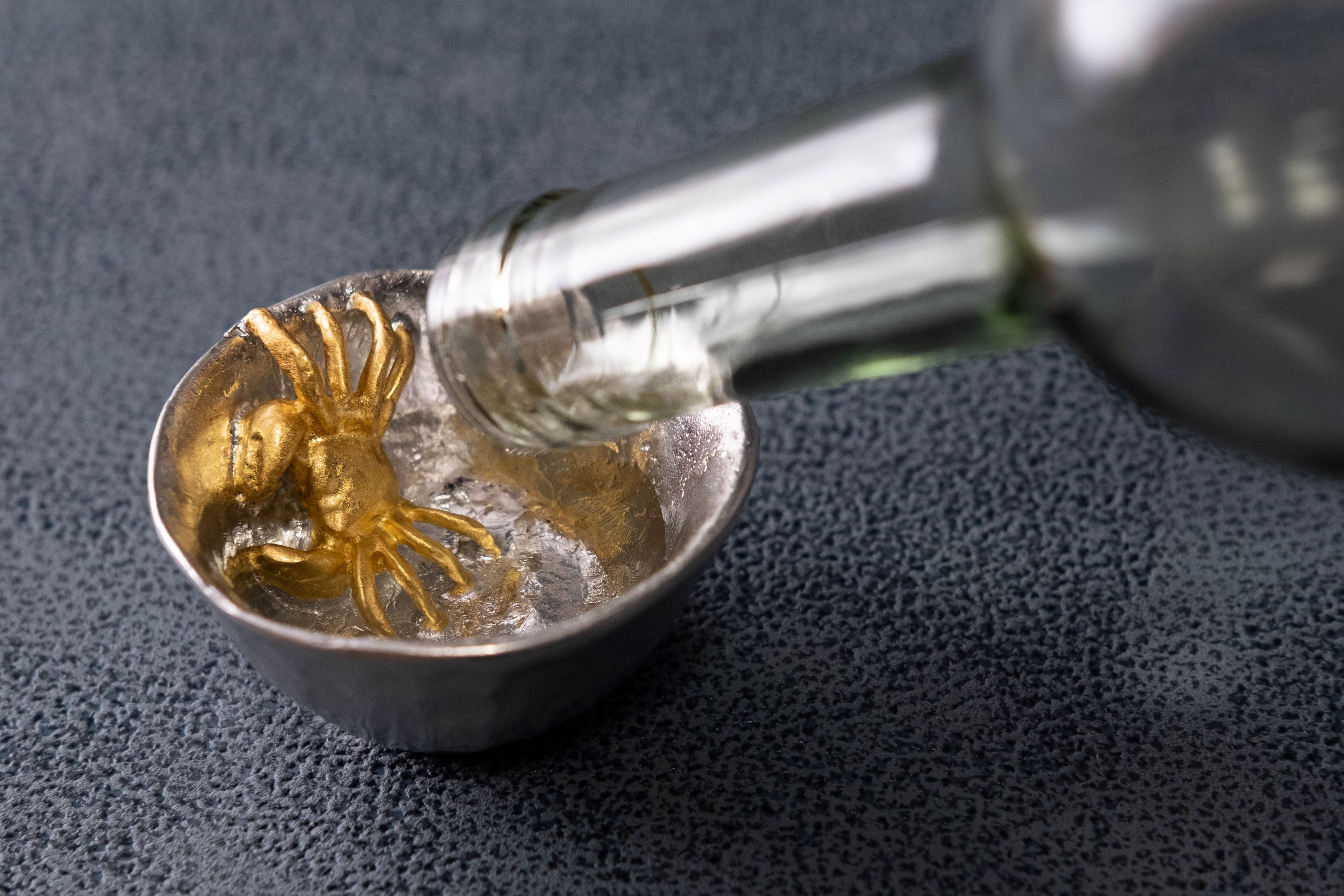 圧倒的高級感の錫99 99 製ぐい呑み 金箔の蟹がお酒をさらに美味しく感じさせてくれます 錫で飲むお酒は口当たりがまろやカニ おちょこ 錫 ぐい呑み ぐい呑 ぐいのみ ぐい飲み 錫 おちょこ 酒器 お猪口 蟹 金 純錫 錫器 おしゃれ オシャレ かっこいい かわいい 圧倒的高級感の錫99 99 製ぐい呑み 金箔の蟹がお酒をさらに美味しく感じさせてくれます 錫で飲むお酒は口当たりがまろやカニ おちょこ 錫 ぐい呑み ぐい呑 ぐいのみ ぐい飲み 錫 おちょこ 酒器 お猪口 蟹 金 純錫 錫器 おしゃれ オシャレ かっこいい かわいい