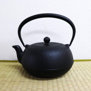 南部鉄器 鉄瓶 南部鉄瓶 丸肌 0.8L やかん ヤカン 日本製 急須 直火 IH 金気止め 大容量 南部鉄 鉄分補給 おしゃれ 茶器 コーヒー 茶瓶 オシャレ 鉄器 お土産 贈り物 プレゼント ギフト 割れない 鉄分補給 かっこいい 大きい ケトル 白湯 直火ok 国産 かわいい ih｜匠縁堂