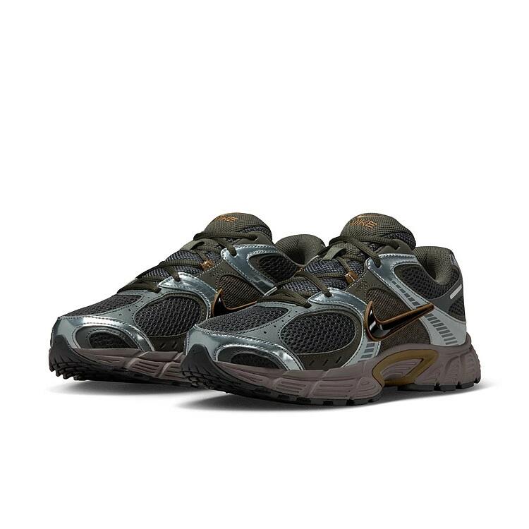 NIKE V5 RNR HJ5228-300 ナイキ V5 RNR OLIVE FLAK/BLACK-SEQUOIA オリーブフラック/ブラック-セコイア-スモークグレー-アンスラサイト-ケーブストーン メンズ カジュアルシューズ