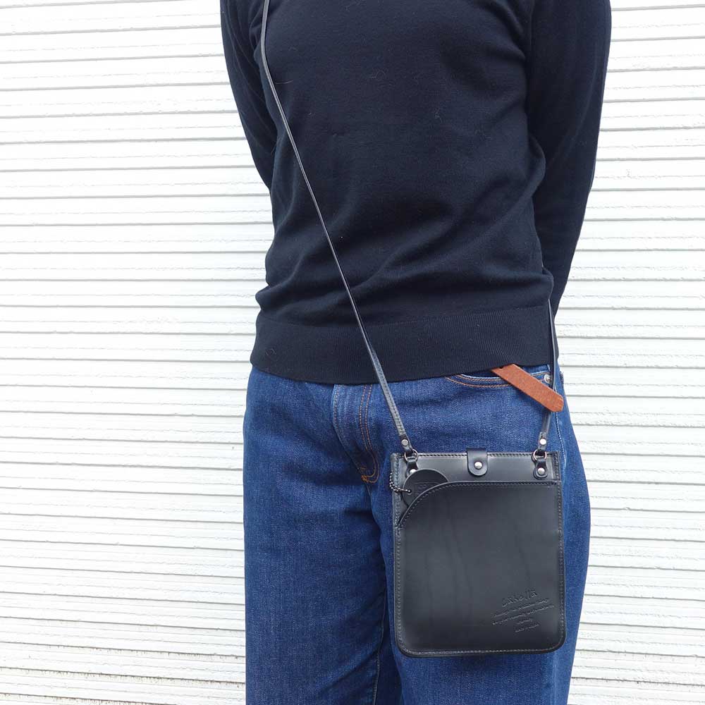 風合いの良いナチュラルレザーのショルダーバッグ Lahellaラヘラ Musta petite shoulder bag L-259 ブラック（日本製） ポーチ イタリアンレザー 栃木レザー 7,425円