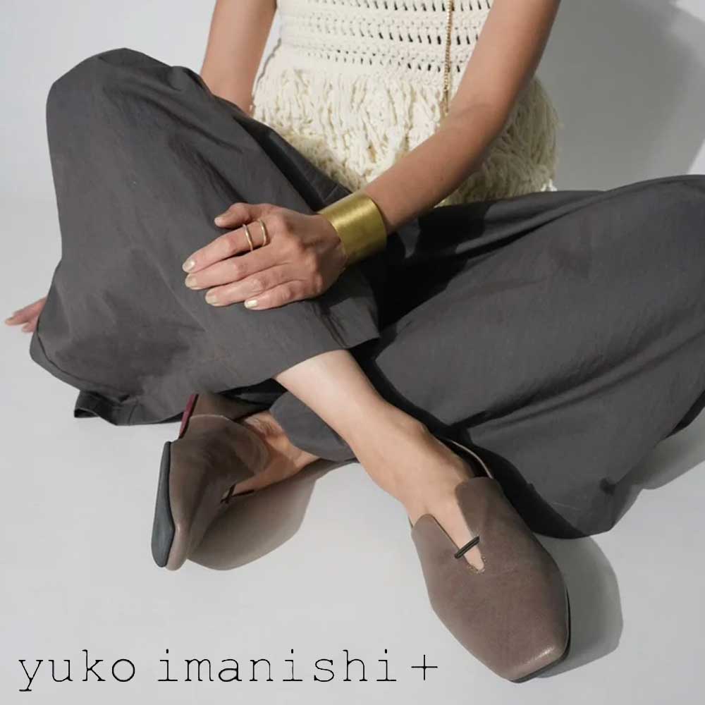 ユーコ イマニシ yuko imanishi + 721082 ダークグレー 甲深 オブリック・スクエアトゥ フラット スリッポンシューズ 「靴」｜靴のシナガワ
