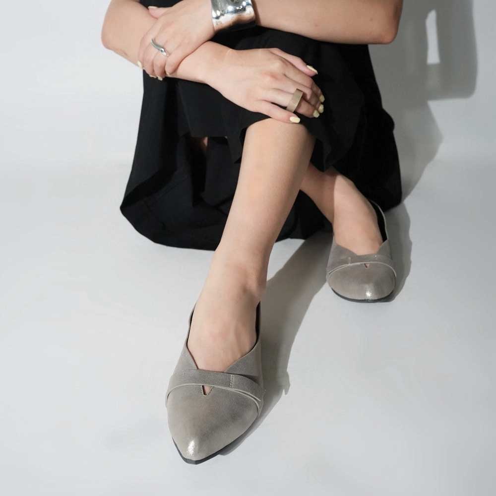 ユーコ イマニシ yuko imanishi + 751116 SASA シルバー ポインテッドトゥ Vカット カッター フラット スリッポンシューズ 「靴」|靴のシナガワ