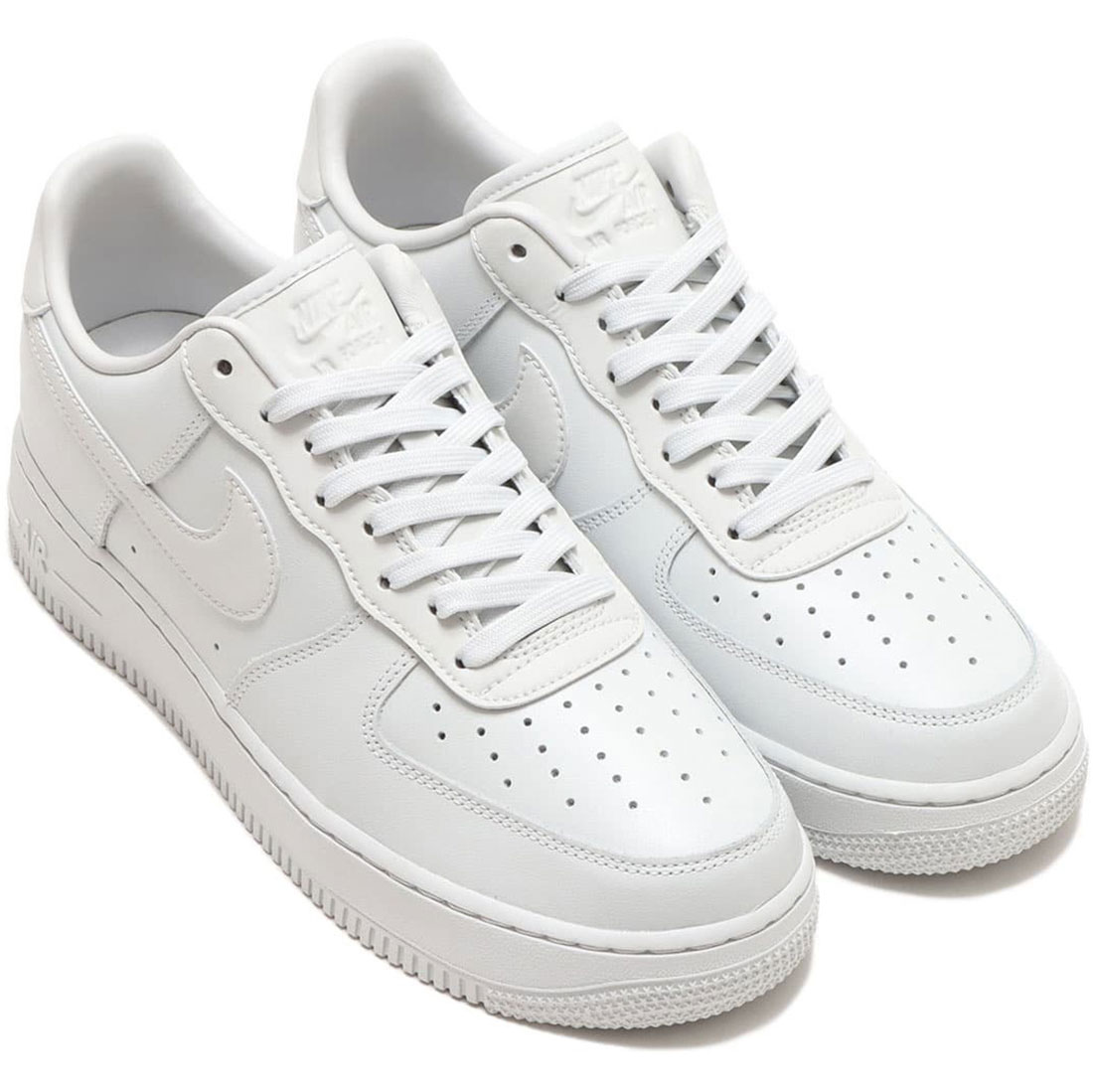 ナイキ エア フォース 1 '07 フレッシュ NIKE AIR FORCE 1 '07 FRESH フォトンダスト/ライトスモークグレー DM0211-002｜シューズナッツ