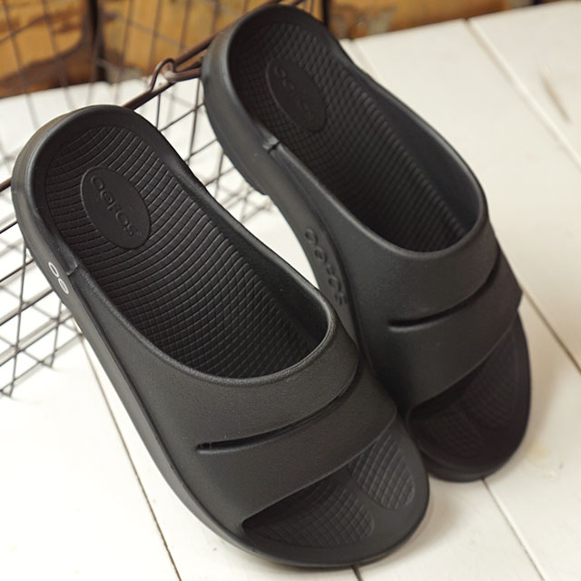 men's oofos slides