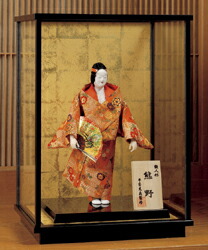 京 人形 『 熊野 (ゆや) 』 伝統工芸士 平安光義 西陣織 能舞台 金糸 銀糸 使用 監修 ガラスケース付き 置物 和室 通販 販売 プレゼント ギフト お祝い