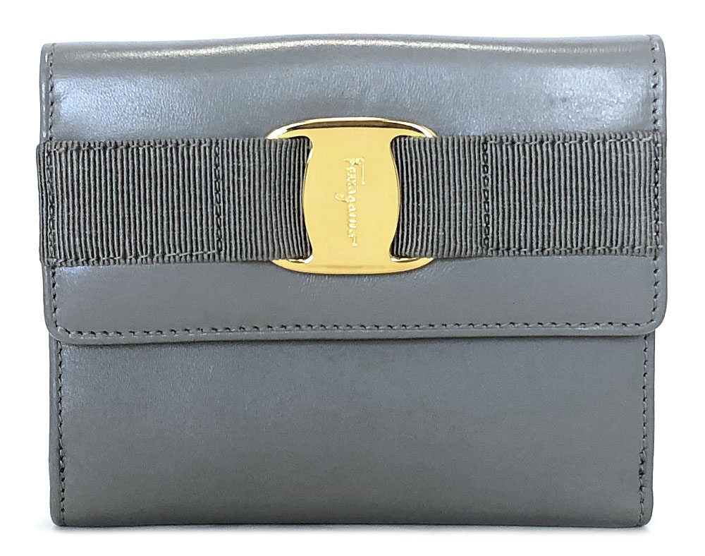 フェラガモ 二つ折り 財布 ヴァラ リボン レザー レディース コンパクト ＦＥＲＲＡＧＡＭＯ 二つ折り財布 グレー ゴールド金具 美品 Salvatore Ferragamo 【中古】