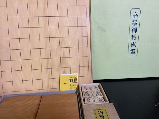 未当てはめる品 御膳上等御棋盤 ３枚継ぎ切れ 箱付き添い人 本榧駒台付き添い人 卓上 割りかし 棋盤 本カヤ 木駒付き添い人 駒置き