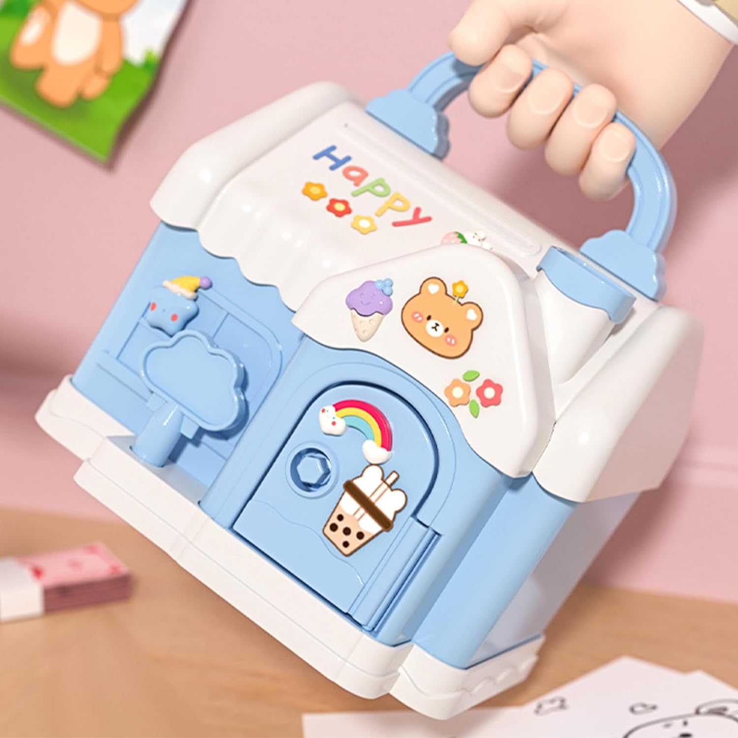 貯金箱 子供 お札 男の子 女の子 鍵付き 手提げ金庫 ハウス型 小銭投入ボックス ATM 教育 貯金箱 おもしろ シール付き ステッカー  キャラクター おしゃれ 金庫ボックス 硬貨 保管 かわいい 家の形 プレゼント 贈り物 おもちゃ 誕生日ギフト | スマイルファミリーライフ