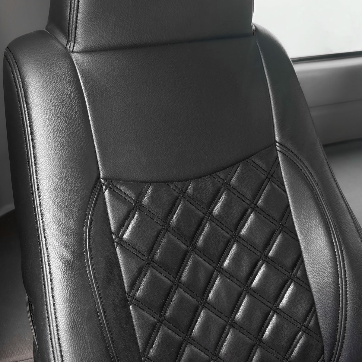 ブルーテック キャンター シートカバー 運転席 助手席 ブラックステッチ 標準 左右セット 一体型 キルト ふそう 艶無し PVCレザー ブラック 黒 ダイヤカット ステッチ 8型 FBA FEA H22.10 H28.4