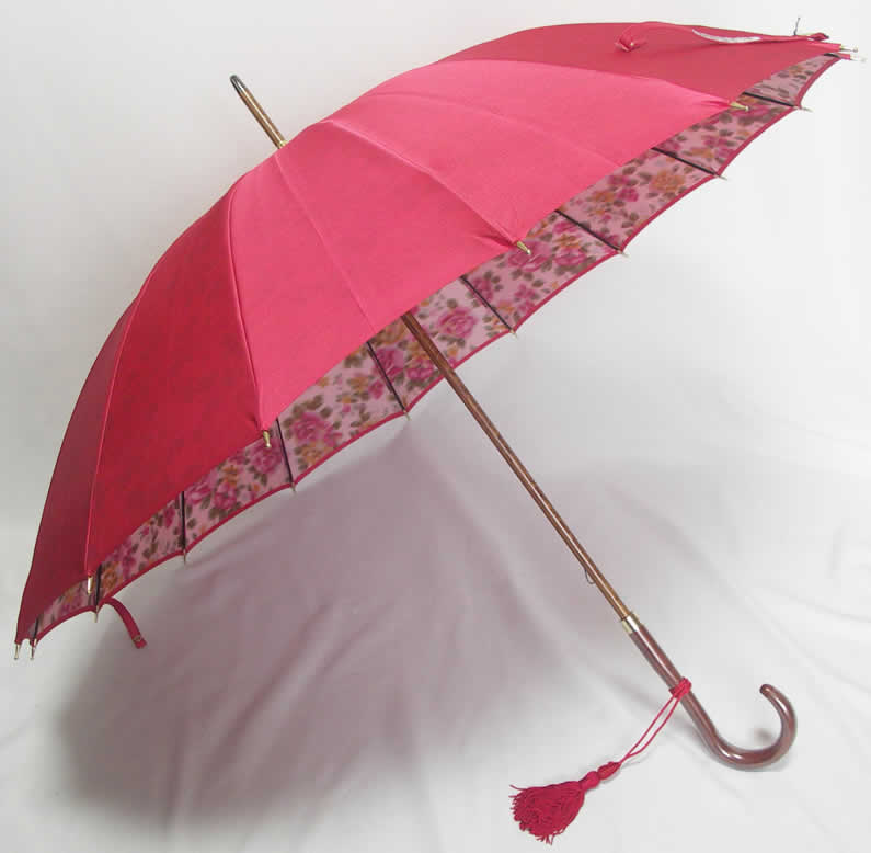 カーボン骨の雨傘です!従来のバラ柄に前原傘には嬉しい軽量タイプのカーボン骨で新登場。エレガントな皇室御用達前原光榮商店「前原傘 ほぐし織り カーボン骨 ローズローズ 手元楓(寒竹)」
