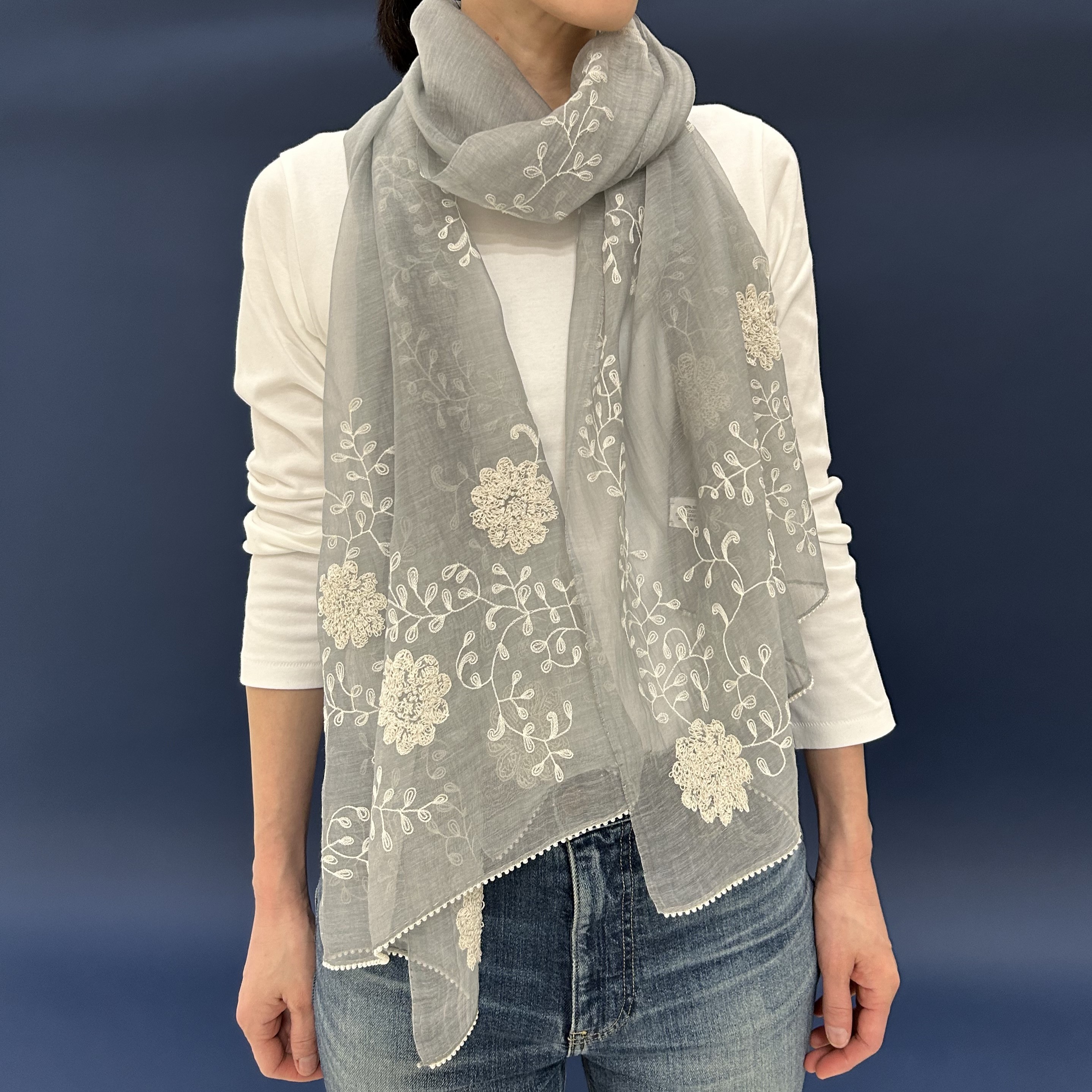 大判ストール フラワー柄 刺繍 コットンシルク 薄手 シースルー パール付き グレー ギフト プレゼント UV 冷房対策 55&times;180cm｜アクセルジャパンウェブショップ