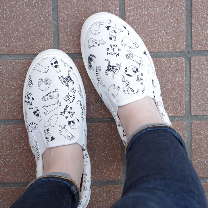 楽天市場 シューズ スリッポン スニーカー 猫 ねこ ネコ キャット Cat イラスト 総柄 靴 白 黒 ホワイト Mサイズ Lサイズ 猫柄キャンバススリッポン あす楽対応 ミックス メール便不可 G 004 箱がない場合有り ｂｕｚｚ ｅｘ