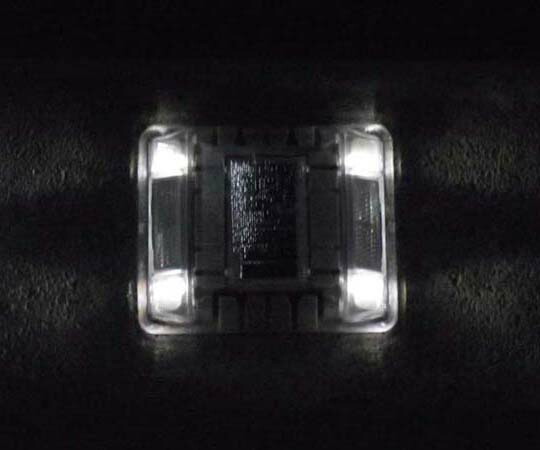 キャットアイ ソーラー式縁石鋲 ルミナスアイ・マイティ LE-260(常灯式) 両面発光 LED：白色 1個 LE-260II W