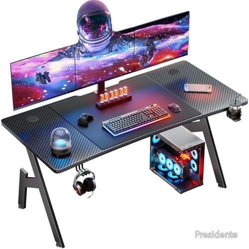 【送料無料】ゲーミングデスク PCデスク 幅140cm 奥行60cm 高さ74cm カーボンファイバー天板 A型脚 人間工学設計 ヘッドフォンフック カップホルダー付き ケーブル管理穴 組立簡単 ブラック 作業机 オフィスデスク ゲーマー向け 1年保証｜Shop Presidente 店