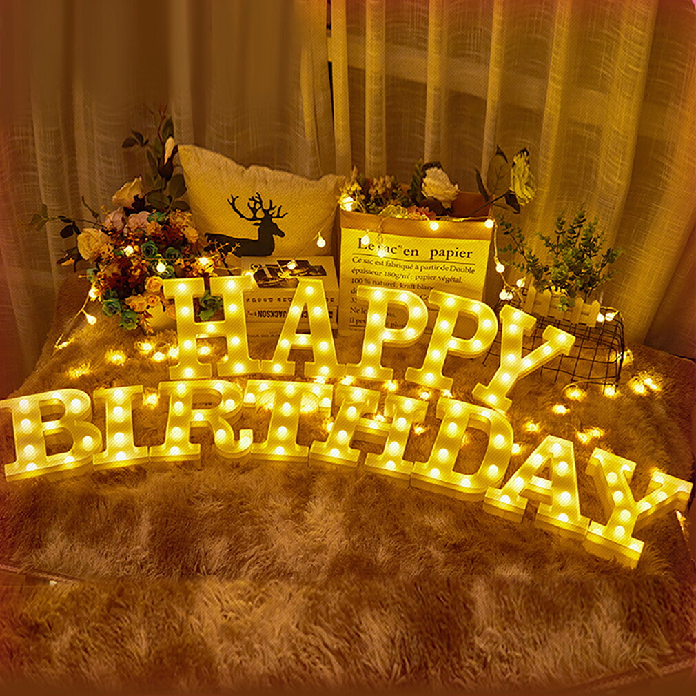生まれ落ちる日マーキーライト 飾りつけ かざり付けるマーキーランプ LEDマーキーレターライト 三鞭酒ゴールド HAPPY BIRTHDAY形 蓄電池式 文字点火装置 高さ22糎 生まれ落ちる日 寄りあい  介護ホーム儀式用