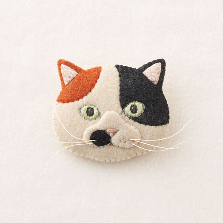 楽天市場 フェルトと刺繍でつくる 猫のブローチ キット ミケ Nsb 1 フェルトキット フェルト刺繍キット ねこ 猫 ネコ 三毛猫 みけ サンフェルト 手芸材料の通信販売 シュゲール