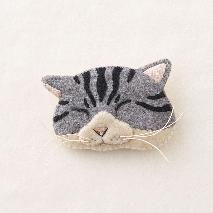 楽天市場 フェルトと刺繍でつくる 猫のブローチ キット シロサバ Nsb 2 フェルトキット フェルト刺繍キット ねこ 猫 ネコ しろさば 白サバ サンフェルト 手芸材料の通信販売 シュゲール