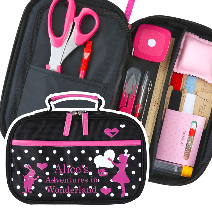 楽天市場 裁縫セット ソーイングセット クラフトバッグ アリス 1460 12点セット 裁縫道具 裁縫箱 裁縫道具セット 小学生 家庭科 大人 男の子 男 女の子 女 おしゃれ かわいい ふしぎの国のアリス バッグ バッグ ブラック 黒 ピンク 手芸材料の通信販売 シュゲール