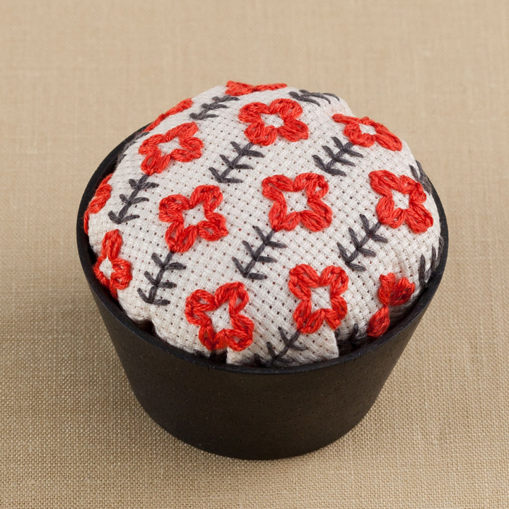 小さなクッション　2個組  戸塚刺繍 fit=scale-down,w=1200