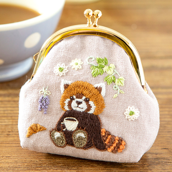 楽天市場 刺繍 動物刺しゅうキット レッサーパンダさんののんびりカフェタイムがま口 人気 刺しゅう作家 Chicchi 絵本 手芸材料の通信販売 シュゲール