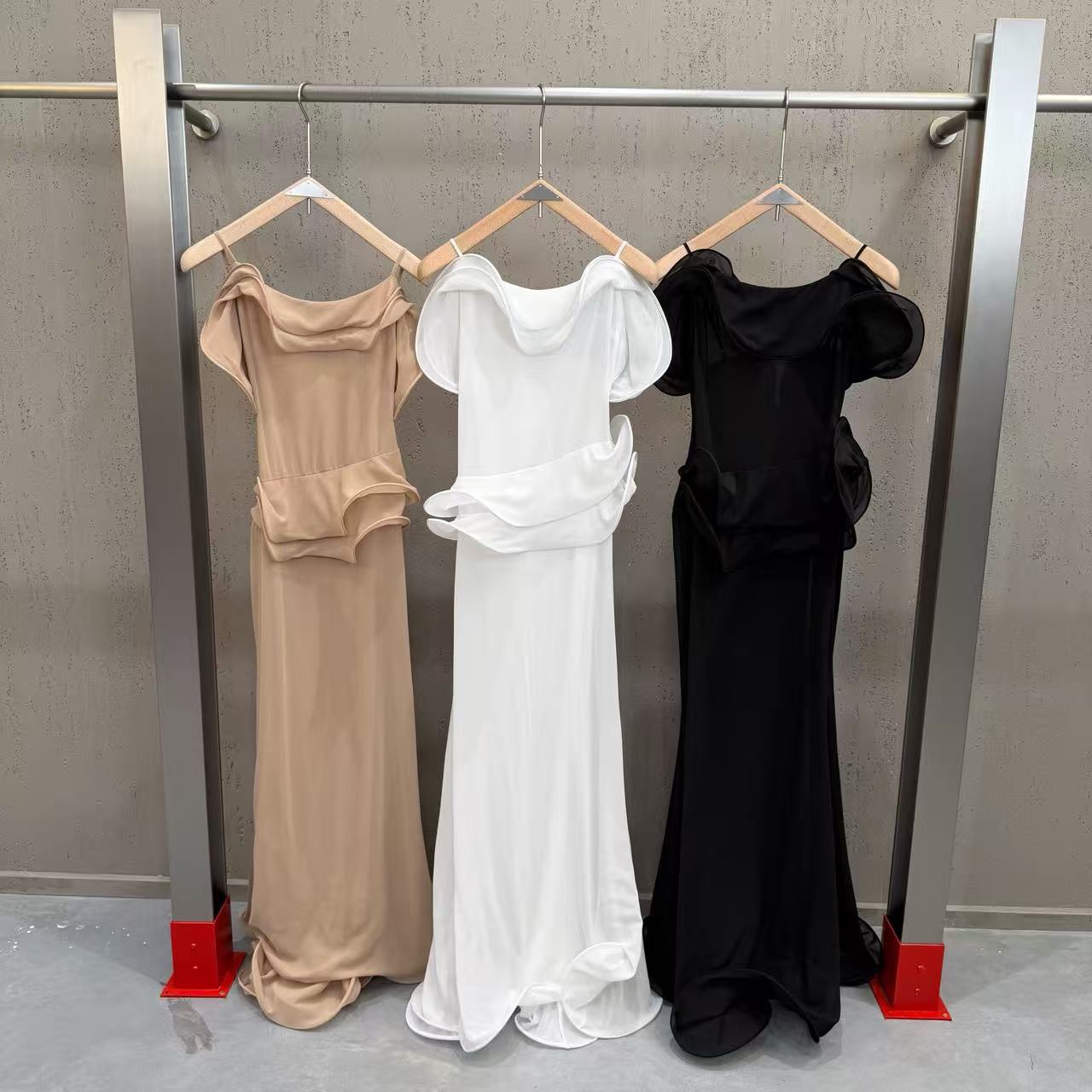 窈窕たるなオフショルダーラッフルスリムフィットドレス（体型を美しく見せる）