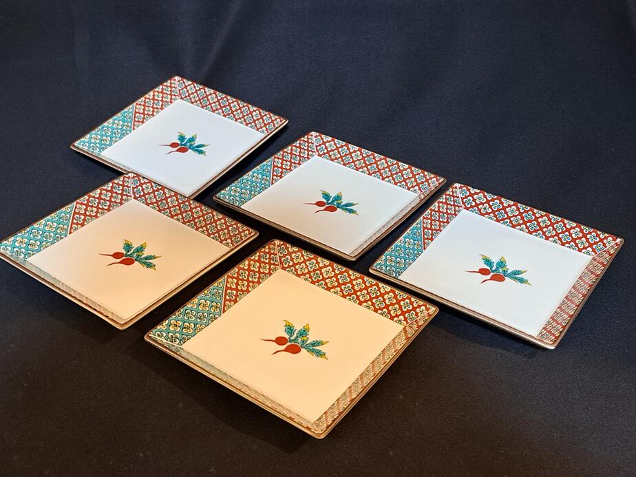 【豪華絢爛❗️】【名品❗】明治時代　九谷焼　七彩色色絵　陽刻　四蝶花唐草四方皿 古九谷の取扱商品 | 東洋古陶磁の前坂晴天堂