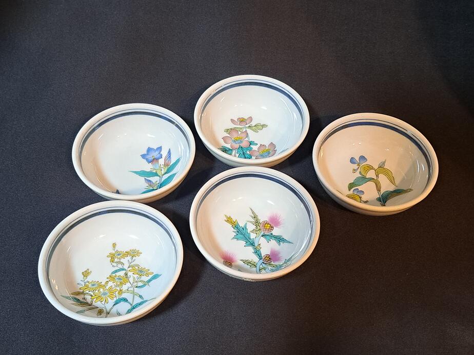 【九谷焼】 3.8号　小鉢揃（小鉢、中鉢、お客様用 お皿 セット）　草花絵変わり 5,291円