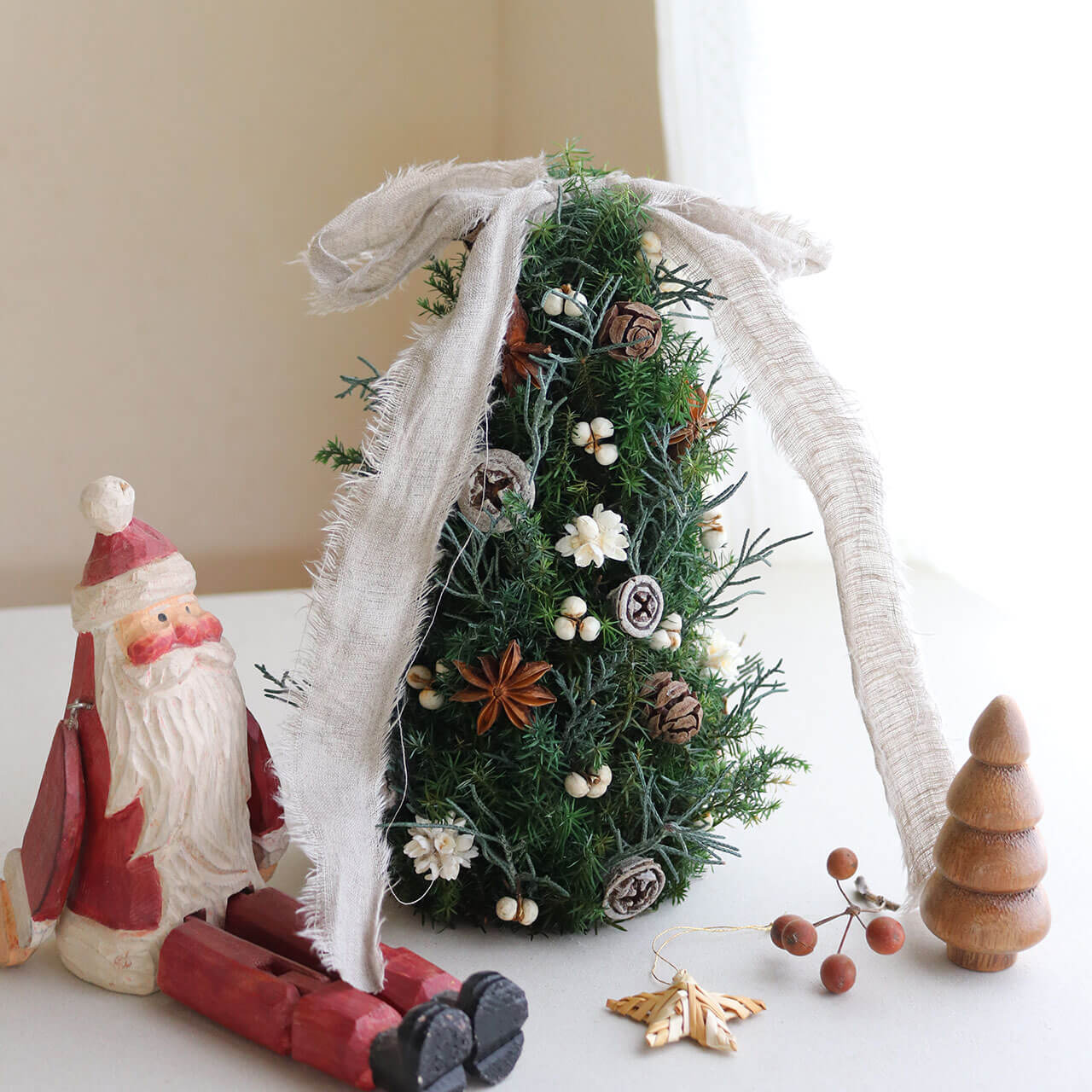 楽天市場】【1点もの 約直径33cm 】針葉樹と北海道産松ぼっくり赤い野