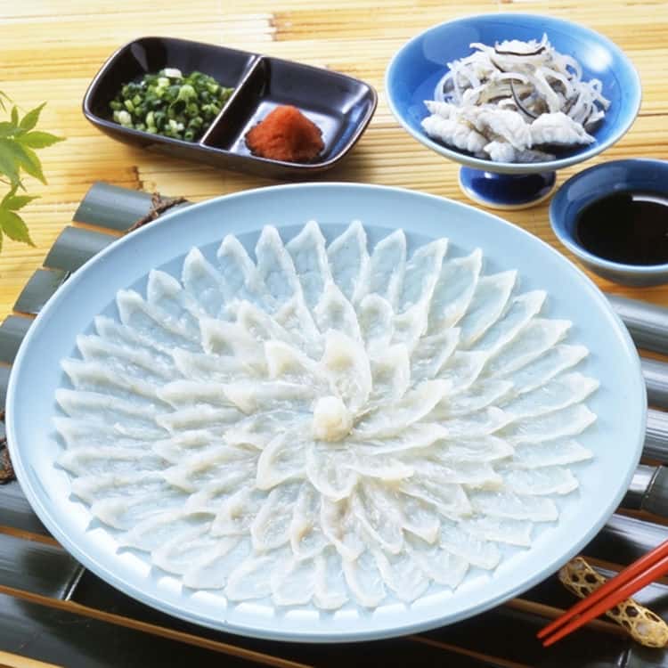 【ポイント2倍！20日まで！】 【冷蔵】 とらふぐ刺身セット とらふぐを一切れ一切れ丁寧に刺身にしました とらふぐならではの食感と旨みをご堪能下さい ご進物 ギフト 贈り物に 離島配送不可
