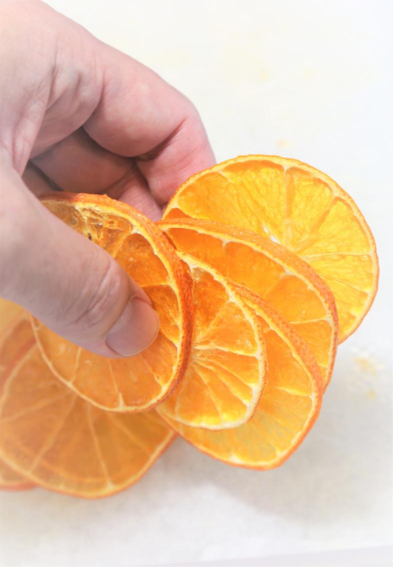 ドライフラワー保存用乾燥剤 乾燥した花の保存用 １ｋｇ １袋 送料無料 フルーツドライもできる ドライフラワー 最大72 Offクーポン 乾燥剤 押し花 プリザーブドフラワー ドライフラワー用乾燥剤 瓶 ハーバリウム用ボトル ハーバリウム 豊田化工 ガラス 容器 シリカゲル