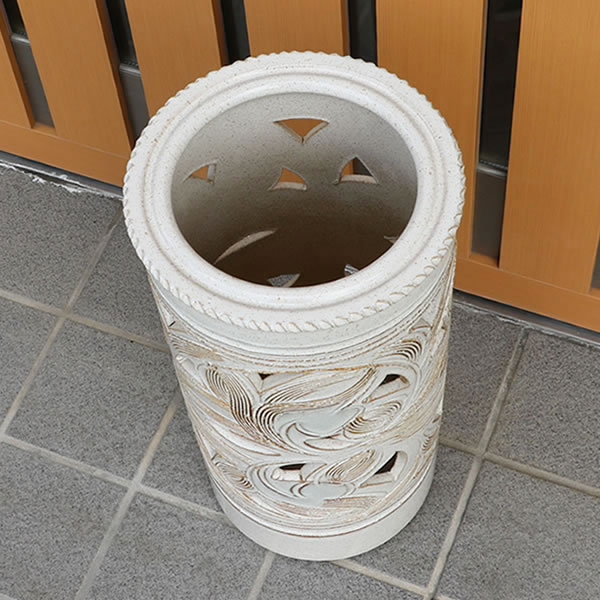 信楽焼 和風 おしゃれ 傘立て 陶器 かさたて 傘入れ アンブレラスタンド 壷 しがらき カサタテ 玄関 インテリア 玄関 花器 花瓶 白唐草傘立て Kt 0161 Ocrmglobal Com