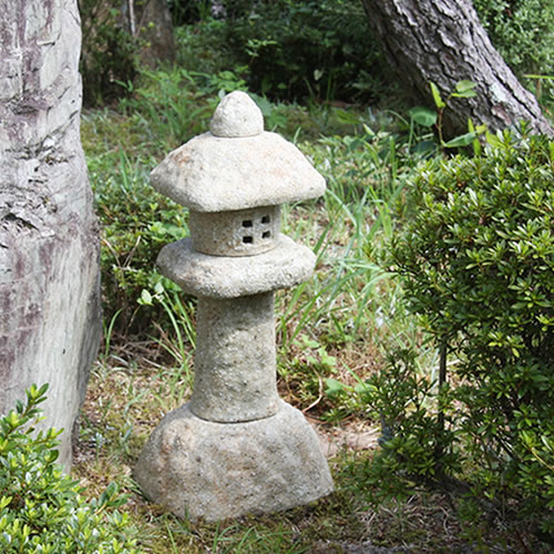 天然石灯篭宝珠・関守石・オブジェ 楽天市場】石の水鉢 水受け 燈籠 玄関先 石材オブジェ 旅館風