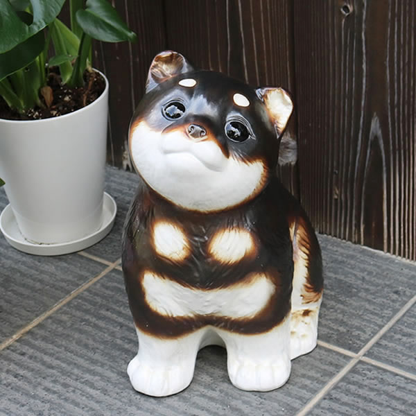 【今だけ限定10%OFFクーポン】信楽焼 黒柴犬おすわり 置物 陶器 柴犬 可愛い 雑貨 犬置物 いぬ イヌ やきもの ガーデニング インテリア ギフト しがらき 焼き物 ok-0085|信楽焼き専門店・陶器工房しがらき