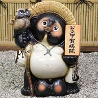 【今だけ限定10%OFFクーポン】信楽焼 和風 おしゃれ 20号ふくろう持ち表札狸 たぬき 開運 縁起物 タヌキ 陶器 置物 しがらきやき 焼き物 狸 商売繁盛 家内安全 金運 名前入れたぬき 開運 文字入れ狸 ta-0173|信楽焼き専門店・陶器工房しがらき
