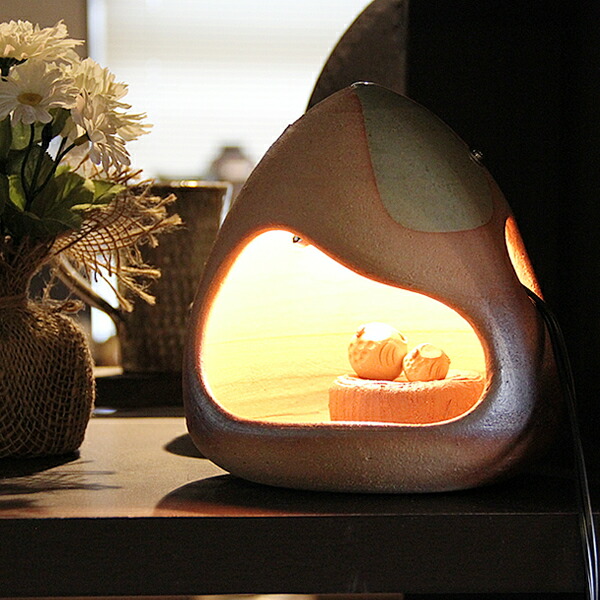 楽天市場 信楽焼 和風 おしゃれ 和室 照明 インテリア 陶器 おしゃれ インテリアライト あんどん 水琴洞夢 行灯 和 和風 照明 屋内用 癒し リラックス 雑貨 ほこらフクロウ Ak 00 信楽焼き専門店 陶器工房しがらき