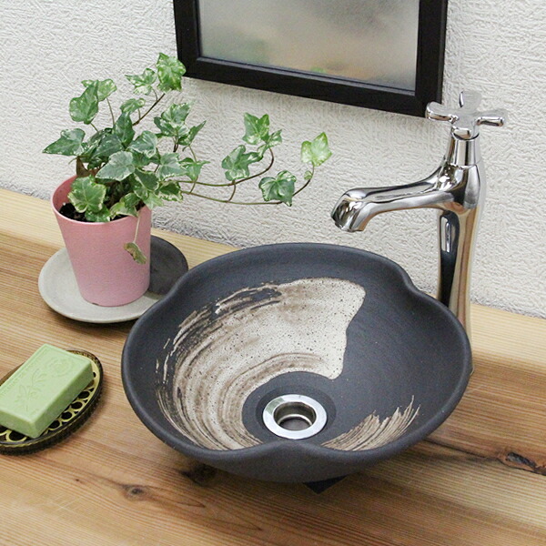 【今だけ限定10%OFFクーポン】信楽焼 和風 おしゃれ 黒ハケメ花型手洗い鉢 洗面鉢 お洒落 洗面器 手洗器 手洗鉢 洗面ボール 洗面シンク 陶器 洗面台 手洗い 鉢洗面ボウル 洗面陶器 tr-1153