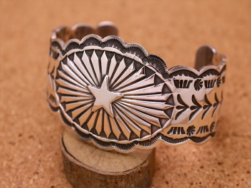 ビンテージ ナバホ族ハンドメイド3連ツイスト ネイティブ シルバーバングル カフ Antique Native American Navajo Wide Stamp Work Silver Cuff