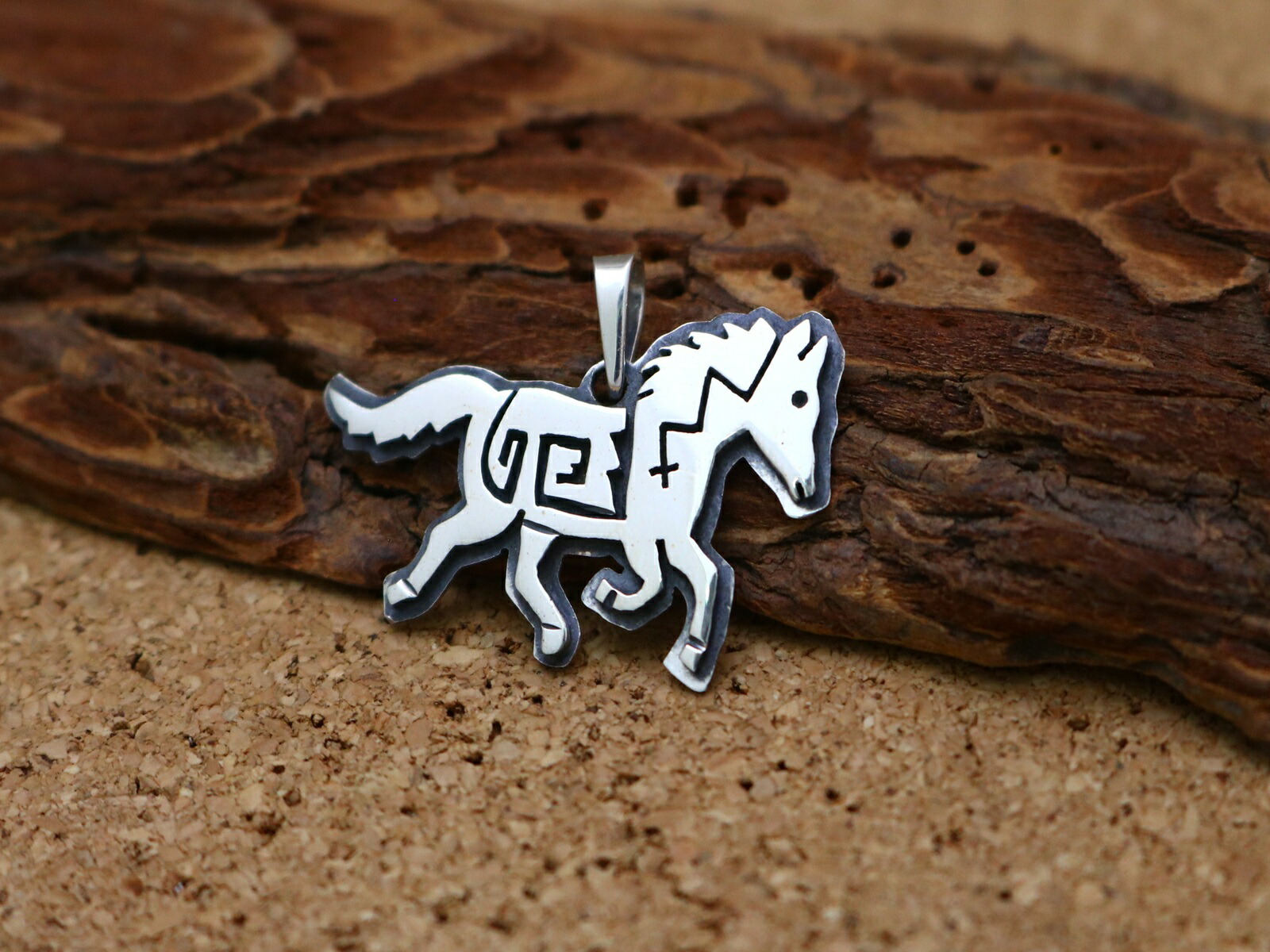シルバー925　インディアンと馬のペンダントトップシルバーインディアンジュエリー 楽天市場】インディアンジュエリー ホピ族 馬 ウマ モチーフ