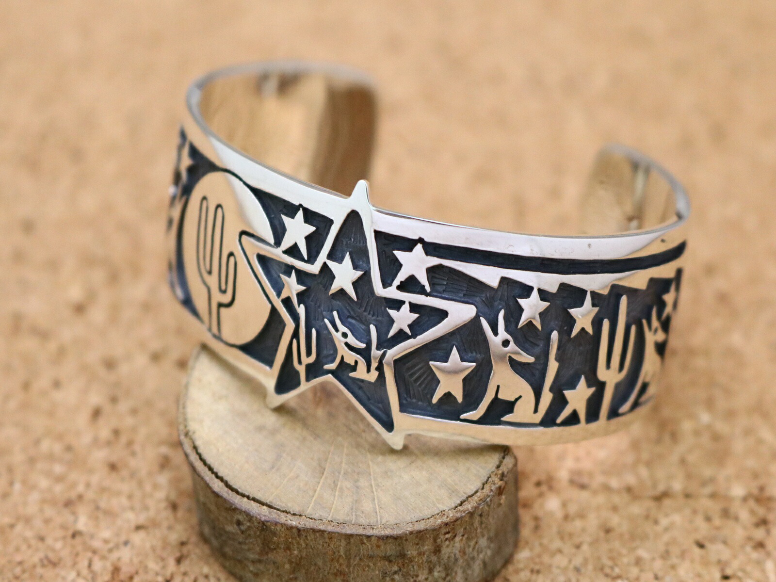 インディアンジュエリー・ホピ族 Gerald Lomaventema ( ジェラルド・ロマヴェンテマ ) 作 購入注文 バングル コヨテ はやりっ子 お月さま カクタス オーバーレイ 原住民 アメリカン しろがね色 添え物 宝飾品 レディース メンズ 差し上げ物 差し上げ物