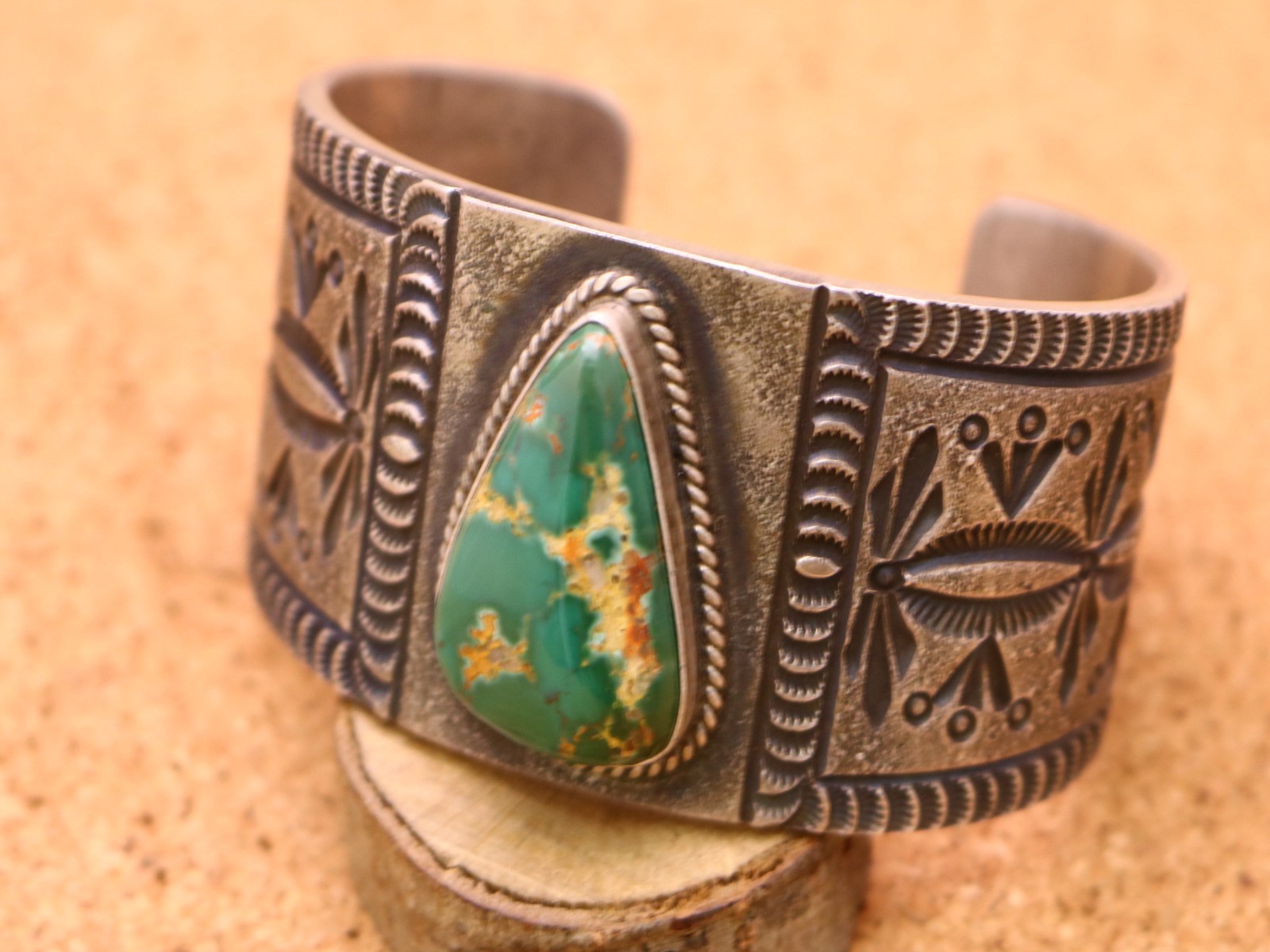 トーマス・カーティス作 バタフライバングル ランダーブルーターコイズ ナバホ族 トーマス・カーティス作 バタフライバングル ランダーブルーターコイズ