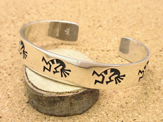 北米インディアン宝飾品 ホピ族 Ambrose Namoki ( アンブローズ・ナモキ)作 ココペリ 主題 バングル オーバーレイ 原住民 アメリカン しろがね色 付属品 宝飾品 差し上げ物 差し上げ物