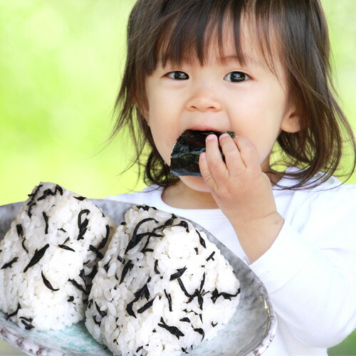 おにぎりを食べる女の子