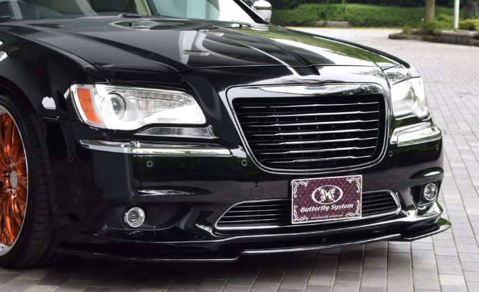 バタフライシステム クライスラー LX36 前期 フロントフラップスポイラー 付加タイプ/ディーラーバンパー(SRTバンパー) 未塗装 Butterfly System GLANZ グランツ